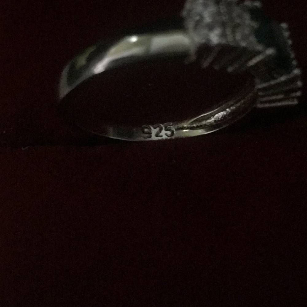 Classic designed Blue Topaz Ring - Picture 6 of 12